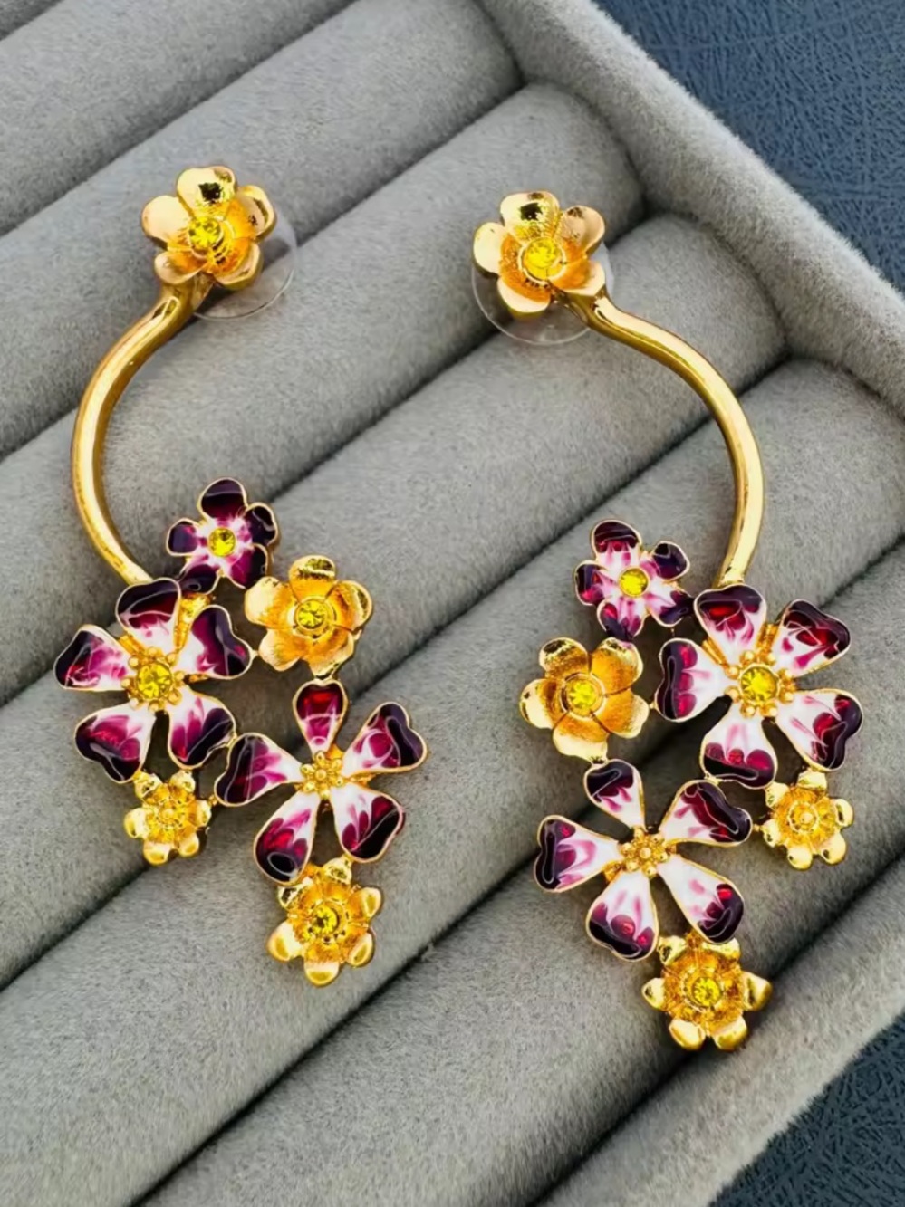 Oscar de la Renta Dangling Flower Cluster
Earrings